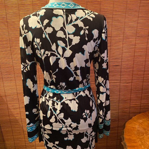 BCBGMaxAzria Tunic Top Size Small EUC - Picture 3 of 4